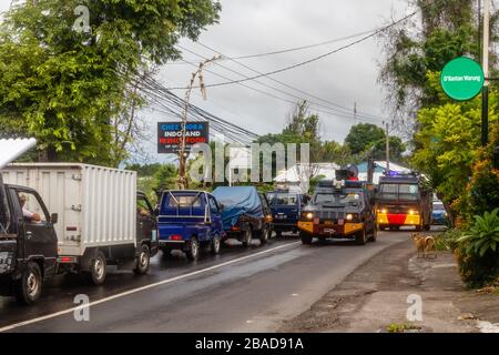 März 2020. Polizeimobilisierungseinheiten, die die Straßen für das Spritzen von Desinfektionsmittel auf den Straßen von Canggu, Bali beliebten Touristengegend, reinigen. Indonesien. Stockfoto