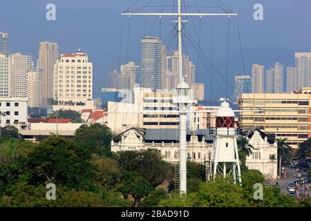 Fort Cornwallis Lighthouse & Georgetown Skyline, Penang Island, Malaysia Stockfoto