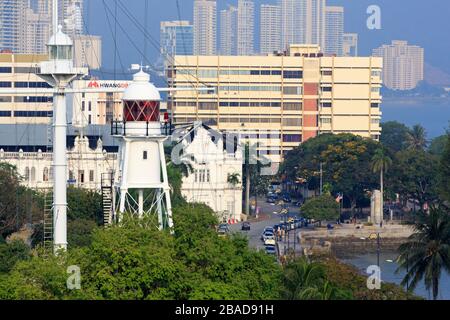 Fort Cornwallis Lighthouse & Georgetown Skyline, Penang Island, Malaysia Stockfoto