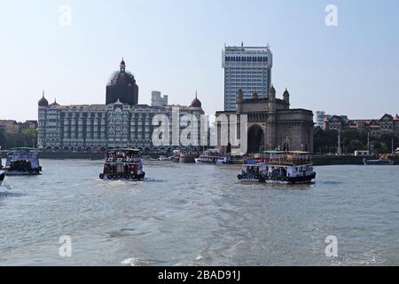 Bootsfahrt vom Tor Indiens zu den Elephanta-Höhlen, Mumbai, Indien Stockfoto