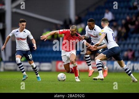 Der Darren Pratley von Charlton Athletic wird von Darnell Fisher von Preston North End zurückgehalten Stockfoto