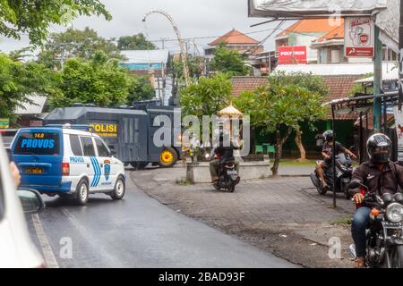 März 2020. Polizeimobilisierungseinheiten, die die Straßen für das Spritzen von Desinfektionsmittel auf den Straßen von Canggu, Bali beliebten Touristengegend, reinigen. Indonesien. Stockfoto