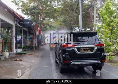 März 2020. Polizeimobilisierungseinheiten, die Desinfektionsmittel in Canggu, Bali, im Touristengebiet sprühen. Indonesien. Virenschutzprogramm der Regierung. Stockfoto