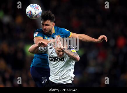 Ryan Tafazolli (links) von Hull City und Martyn Waghorn von Derby County kämpfen um den Ball Stockfoto