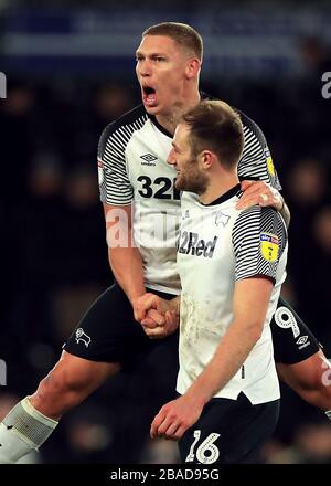 Die Derbys Martyn Waghorn (links) und Matt Clarke von Derby County feiern ihren Sieg nach dem Schlusspfiff Stockfoto