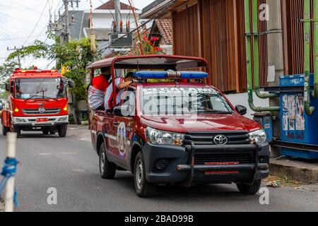 März 2020. Polizeimobilisierungseinheiten, die die Straßen für das Spritzen von Desinfektionsmittel auf den Straßen von Canggu, Bali beliebten Touristengegend, reinigen. Indonesien. Stockfoto