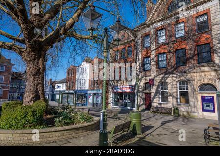 Carfax in Horsham, West Sussex, mit NatWest Bank und Geschäften in strahlendem Morgensonne im Winter. Stockfoto