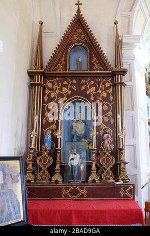 Muttergottesaltar in der katholischen St. Blaise-Kirche in Gandaulim, Goa, Indien Stockfoto