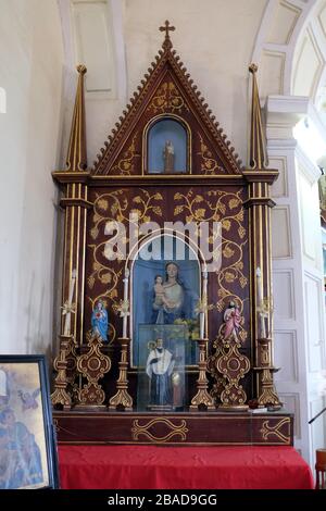 Muttergottesaltar in der katholischen St. Blaise-Kirche in Gandaulim, Goa, Indien Stockfoto