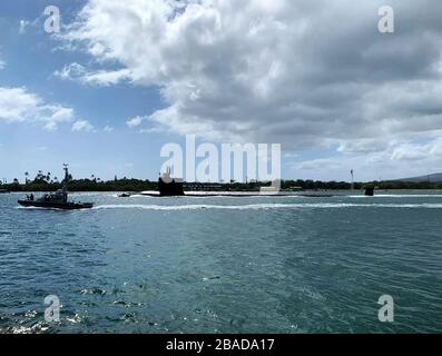 JOINT BASE PEARL HARBOR-HICKAM (25. März 2020) - das Schnellangriff-U-Boot der Virginia-Klasse USS North Carolina (SSN 777) verlässt Joint Base Pearl Harbor-Hickam für einen regelmäßig geplanten Einsatz. Das U-Boot ist 377 Fuß lang, verdrängt 7.800 Tonnen, ist ausgestattet, um Torpedos und Tomahawk-Raketen zu tragen, und verfügt über die Fähigkeit, spezielle Einsatzkräfte in eine Vielzahl von Umgebungen und Schlachtfeldszenarien einzubringen. (USA Navy Foto von Chief Mass Communication Specialist Amanda R. Gray/released) Stockfoto