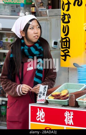 Beppu, Japan - 29. Dezember 2009: Fast-Food-Straßenhändler, der in Beppu beliebte Schnellkost für gekochte Kartoffeln verkauft. Stockfoto