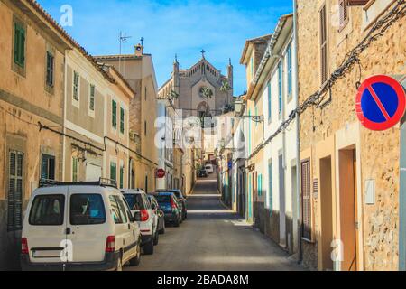 Leere Straße in Arta mit Transfiguracio del Senyor Kirche im Hintergrund - Mallorca, Spanien Stockfoto