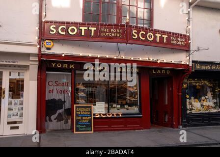 Eine Metzgerei in Low Petergate, die in Shambles im alten historischen Viertel der Stadt York in Yorkshire, Großbritannien, führt. Ein Straßenname mit Stockfoto