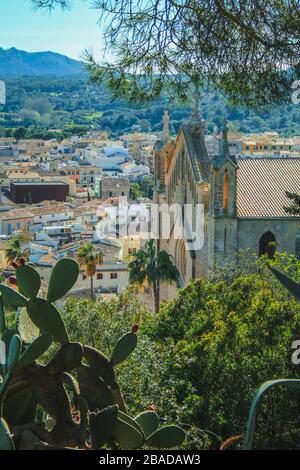 Blick auf das schöne mediterrane Dorf Arta - Pfarrkirche der Verklärung des Herrn auf der rechten Seite - Mallorca, Spanien Stockfoto