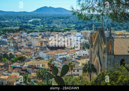 Blick auf das schöne mediterrane Dorf Arta - Pfarrkirche der Verklärung des Herrn auf der rechten Seite - Mallorca, Spanien Stockfoto