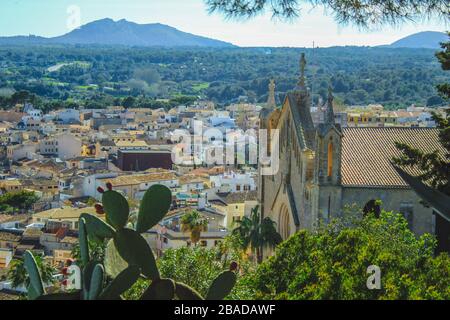 Blick auf das schöne mediterrane Dorf Arta - Pfarrkirche der Verklärung des Herrn auf der rechten Seite - Mallorca, Spanien Stockfoto