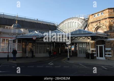 Ein Intercity-Personenzug kommt zum Hauptbahnhof der City of York in York, Yorkshire, Großbritannien der Bahnhof befindet sich an der Ostküste der Eisenbahn lin Stockfoto