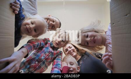 Eine große Familie öffnet den Kasten in ihrem Haus. Stockfoto