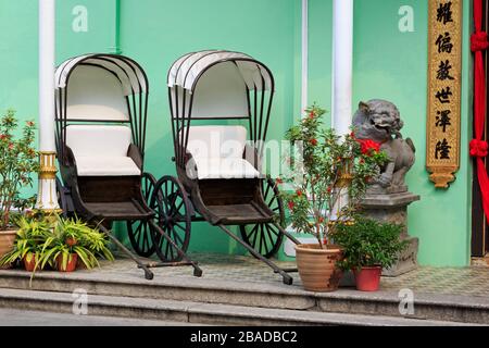 Rikschas in Pinang Peranakan Mansion, Georgetown, Penang Island, Malaysia Stockfoto