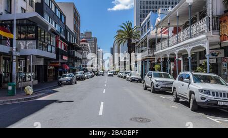 Blick auf eine lange Einkaufsstraße in Kapstadt-Südafrika Stockfoto