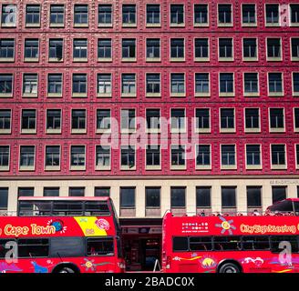 Großer roter Doppeldecker-Hop-on-Hop-off-Bus für Sightseeing-Touristen Kapstadt Südafrika Stockfoto