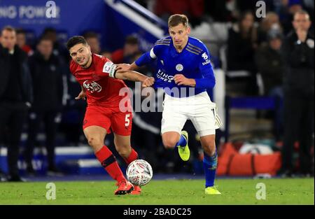 Der Kampf von Marc Albrighton (rechts) von Leicester City und Samy Morsy von Wigan Athletic um den Ball Stockfoto