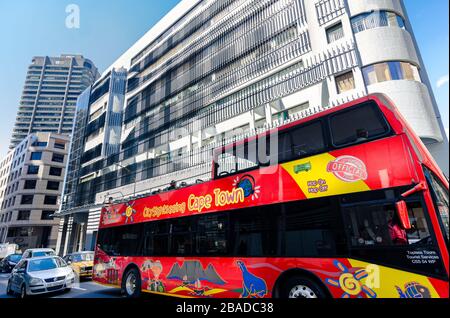 Großer roter Doppeldecker-Hop-on-Hop-off-Bus für Sightseeing-Touristen Kapstadt Südafrika Stockfoto