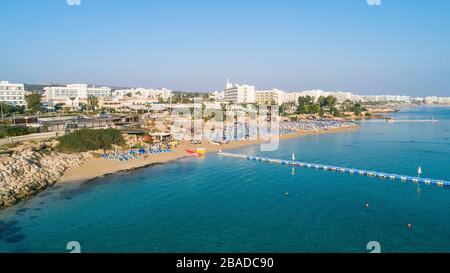 Vogelperspektive auf die Baumbucht Fig in Protaras, Paralimni, Famagusta, Zypern. Die berühmte Touristenattraktion Familie goldener Strand mit Booten, Stockfoto