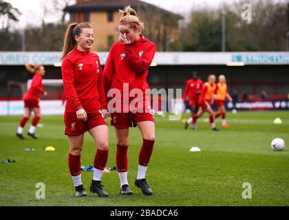 Liverpools Missy Bo Kearns (links) und Christie Murray teilen einen Witz während des Aufwärmens Stockfoto