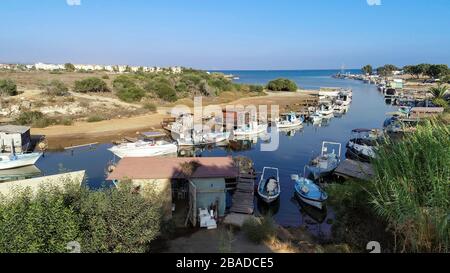 Vogelperspektive auf den Fluss Liopetri zum Meer (potamos Liopetriou), Famagusta, Zypern. Ein Wahrzeichen der Touristenattraktion Fischerdorf, natürliche fj Stockfoto