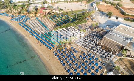 Vogelperspektive auf Pantachou - Limanaki-Strand (Kaliva), Ayia Napa, Famagusta, Zypern. Die Wahrzeichen Touristenattraktion Bucht mit goldenem Sand, sma Stockfoto