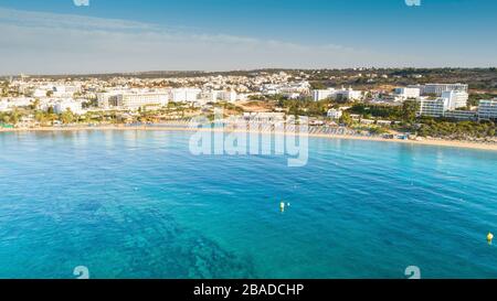 Vogelperspektive auf Pantachou - Limanaki-Strand (Kaliva), Ayia Napa, Famagusta, Zypern. Die Wahrzeichen Touristenattraktion Bucht mit goldenem Sand, sma Stockfoto