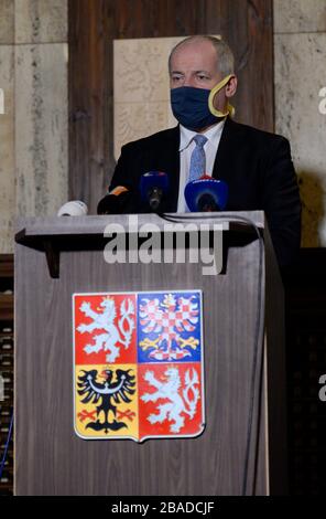 Der stellvertretende Gesundheitsminister und zentrale Krisen-Stabschef Roman Prymula mit einer Schutzmaske nimmt an einer Pressekonferenz Teil, nachdem er sich am 26. März 2020 in Prag, Tschechien, mit Mitarbeitern des zentralen Krisenstabs zur COVID-19-Krankheit getroffen hat. (CTK Foto/Katerina Sulova) Stockfoto