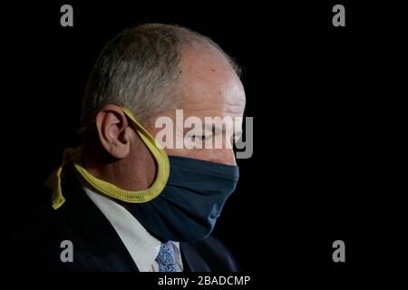 Der stellvertretende Gesundheitsminister und zentrale Krisen-Stabschef Roman Prymula mit einer Schutzmaske nimmt an einer Pressekonferenz Teil, nachdem er sich am 26. März 2020 in Prag, Tschechien, mit Mitarbeitern des zentralen Krisenstabs zur COVID-19-Krankheit getroffen hat. (CTK Foto/Katerina Sulova) Stockfoto