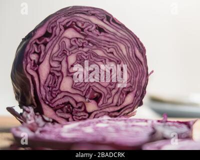 Eine Nahaufnahme von einem in Scheiben geschnittenen Purpurkohl Stockfoto