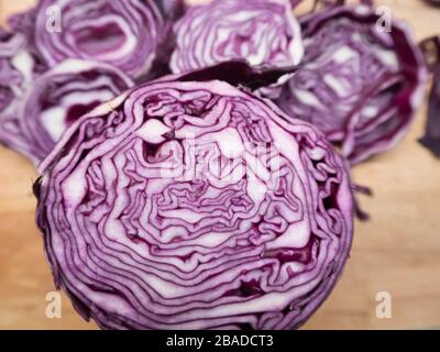 Eine Nahaufnahme von einem in Scheiben geschnittenen Purpurkohl Stockfoto