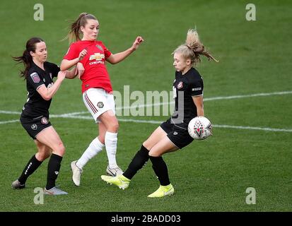 Ella Toone von Manchester United kämpft mit Olivia Chance (links) von Bristol City und Katie Robinson (rechts) um den Ball Stockfoto