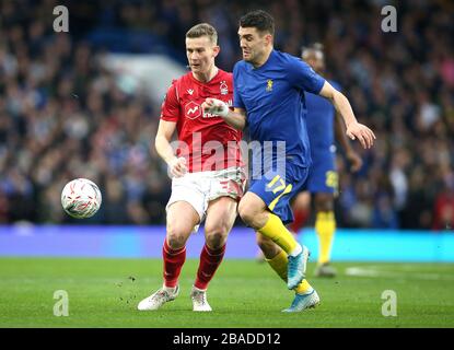 Der von Nottingham Forest gespielte Ryan Yates (links) und Chelseas Mateo Kovacic kämpfen um den Ball Stockfoto