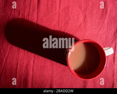 Blick von oben auf eine heiße Tasse Tee Stockfoto