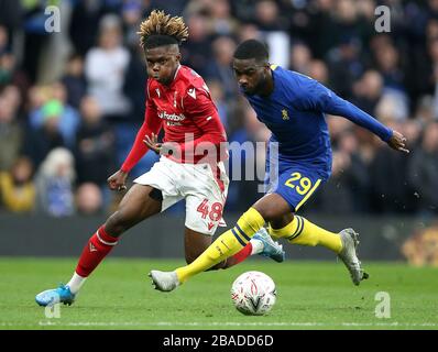 Alex Mighten (links) von Nottingham Forest und Chelsea Fikayo Tomori kämpfen um den Ball Stockfoto