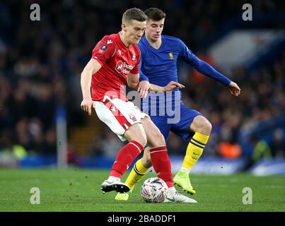 Der von Nottingham Forest gespielte Ryan Yates (links) und Chelseas Mason Mount kämpfen um den Ball Stockfoto