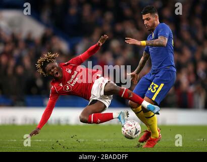 Den Ball kämpfen Alex Mighten (links) von Nottingham Forest und Emerson Palmieri von Chelsea Stockfoto