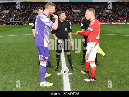 Chris Brunt von West Bromwich Albion (links) und Chris Solly von Charlton Athletic mit den Spielbeamten werfen die Münze vor dem Anpfiff Stockfoto