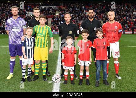 Chris Brunt von West Bromwich Albion (links) und Chris Solly von Charlton Athletic mit den Maskottchen und den offiziellen posieren für ein Bild vor dem Spiel Stockfoto