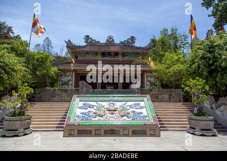 White-Buddha-Statue in lang Son-Pagode in sonniger Tag in Nha Trang, Vietnam Stockfoto