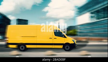 Schnelle Post- und Paketzustellung, gelber Postwagen in einer modernen Stadt. Mit Bewegungsunschärfe, Lieferwagen in Seitenansicht. Deutschland Stockfoto