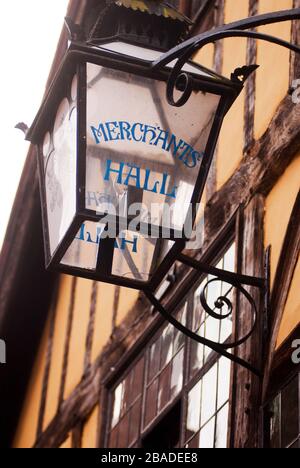 Lampe hängt über dem Eingang zur Merchant Adventurers Hall, York Stockfoto