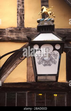 Lampe hängt über dem Eingang zur Merchant Adventurers Hall, York Stockfoto