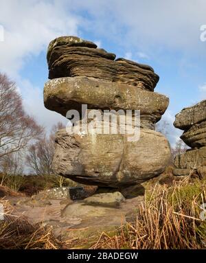 Idol-Rock, ein massiver Felsbrocken, der auf einem kleinen Sockel in den Brimham Rocks in Nidderdale, North Yorkshire, balanciert ist Stockfoto