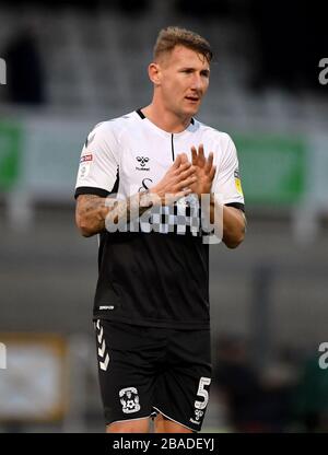 Der Kyle McFadzean von Coventry City lobt die Fans nach dem Schlusspfiff Stockfoto